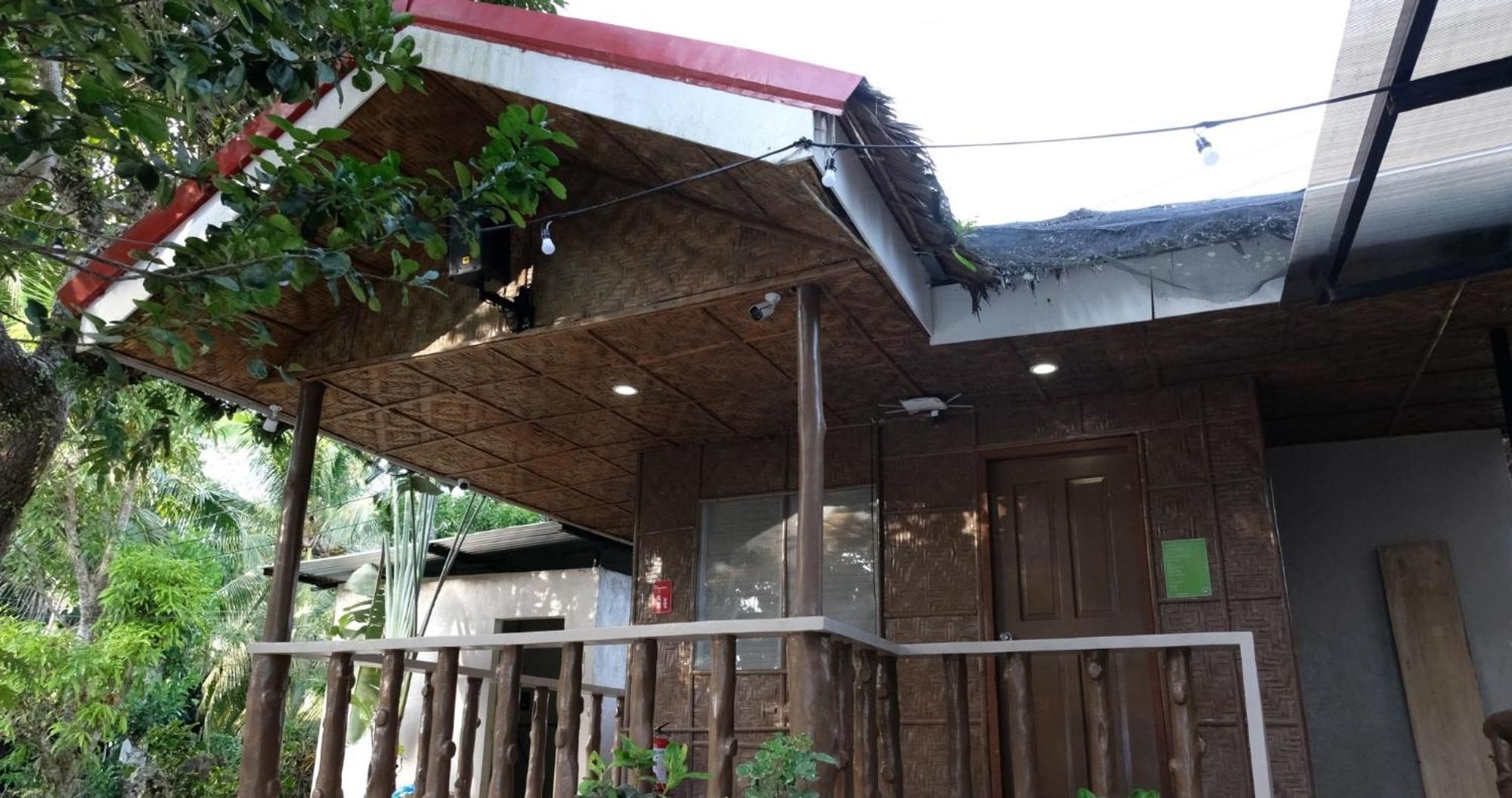 Mad Monkey Hostel *