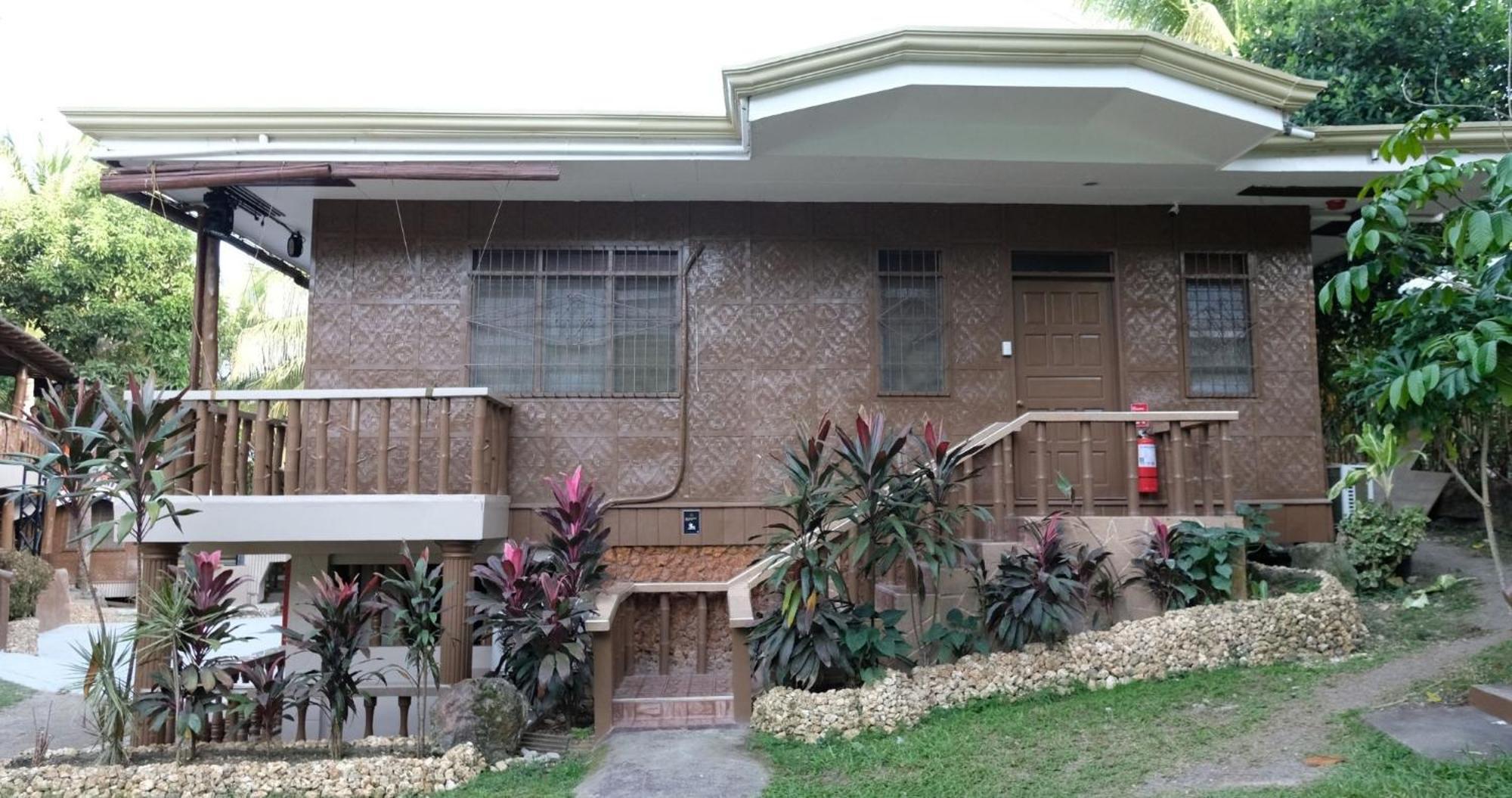 Mad Monkey Hostel *