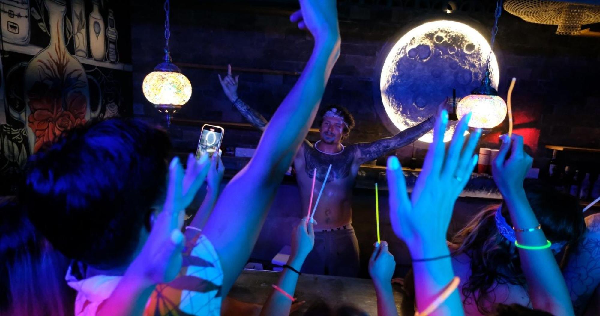 Mad Monkey Hostel *